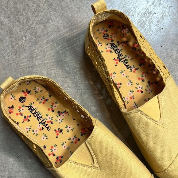 Ardene mustard Yellow Toms Style Slip on Flats w Lace Detailing Size 10 - Picture 4 of 7